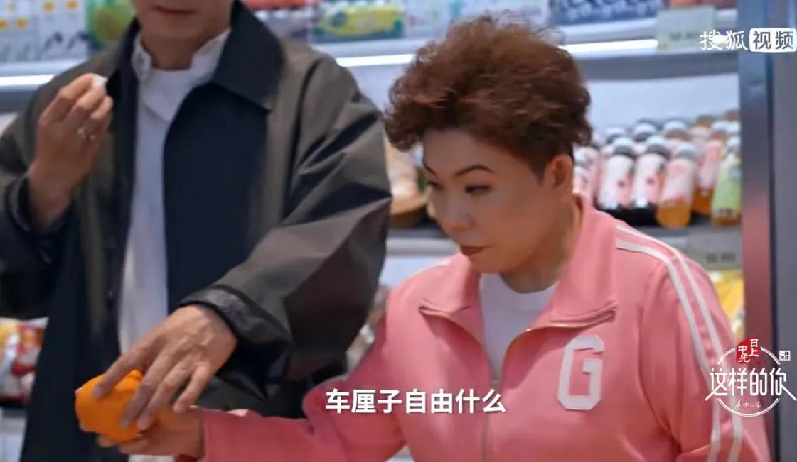 主持人拿起一盒车厘子问：“这多少钱？”水果店老板：“158元一斤。”邓亚萍惊讶反