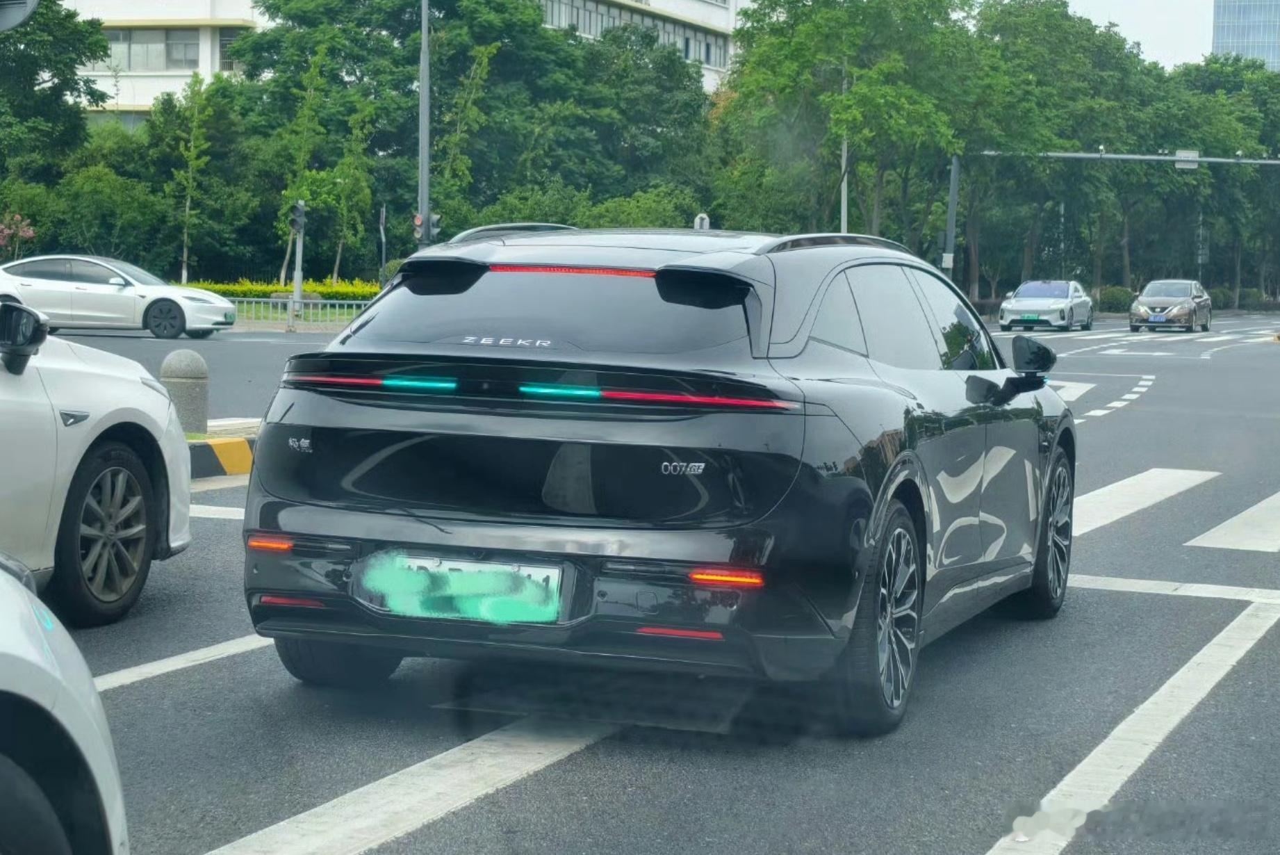 智能辅助驾驶需要外显吗从炫酷营销走向合规落地，智驾外显必须让位给道路安全。因违反