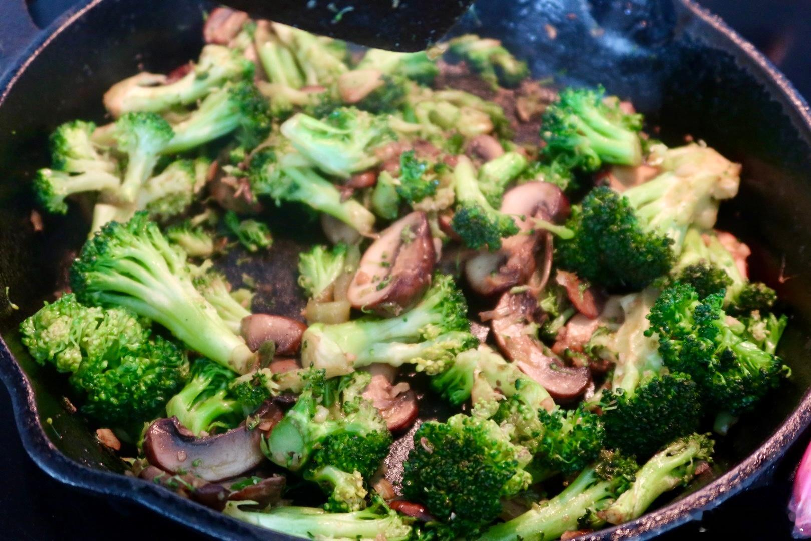 抗炎饮食day85✅今天又摄取了很多膳食纤维早餐：温水冲山药粉、西蓝花🥦炒口蘑