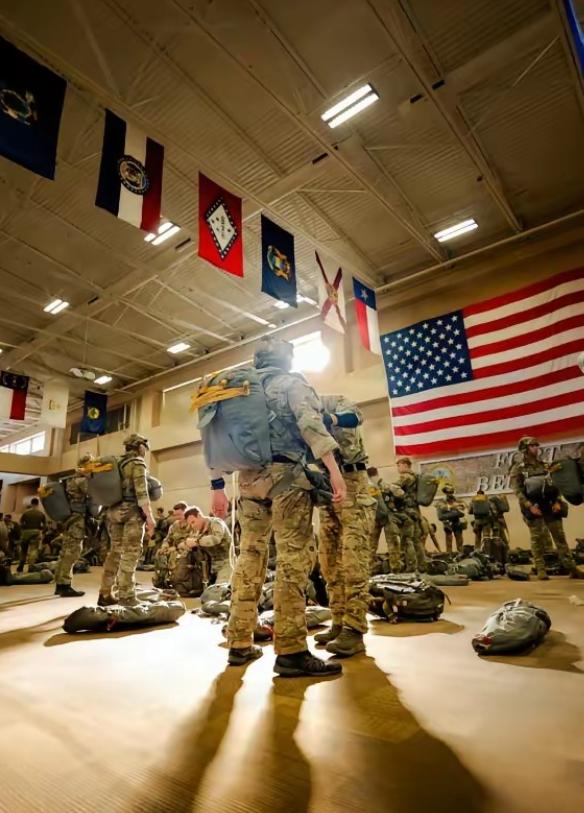 美国和伊朗打到现在，输赢已经很明显了。

伊朗最高指挥者在第一天被炸，接下来不断