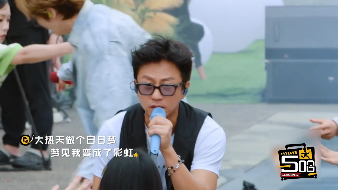 超哥就是妥妥社牛本牛，走到哪儿唱到哪儿，随时随地开启随性大小唱模式🎤邓超工体开
