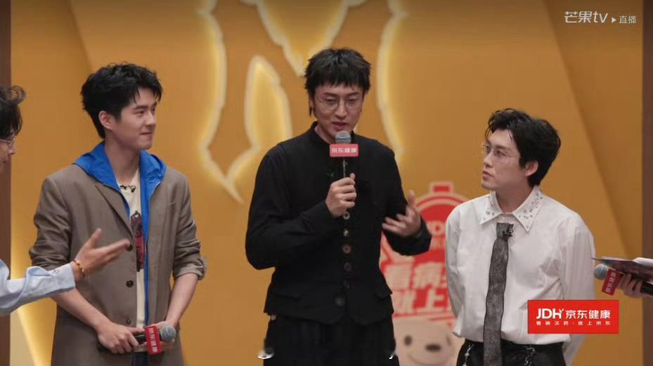 王传君左右各一个虎牙妹王传君i的好明显 看披哥直播王传君i的好明显而且送考人刘昊