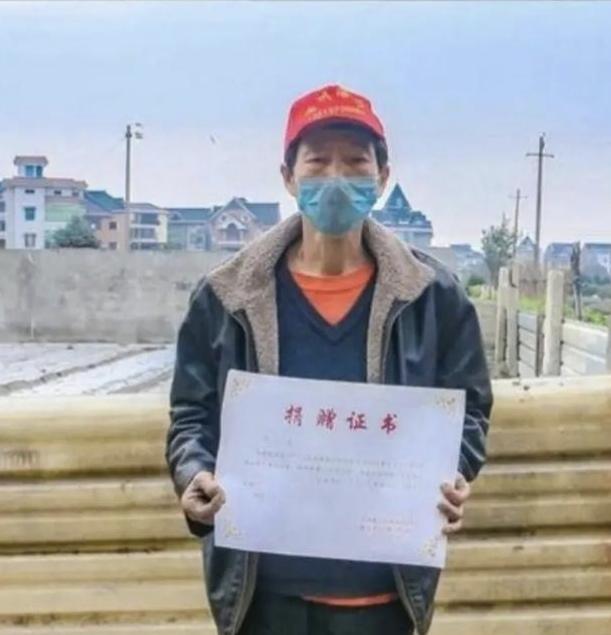 河南人杨树强，靠捡收废品为生，在杭州生活多年，家里有七口人。2020年疫情最严重