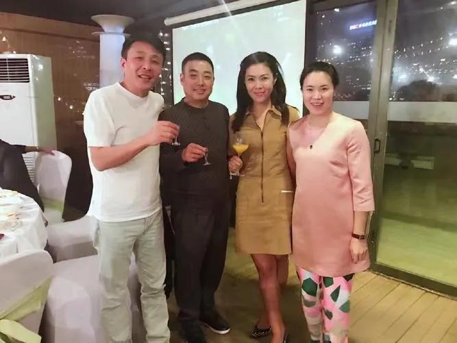 四位大咖的早年合影，王楠郭斌夫妇我认识，刘国梁我也认识，这张照片是国乒圈难得的四