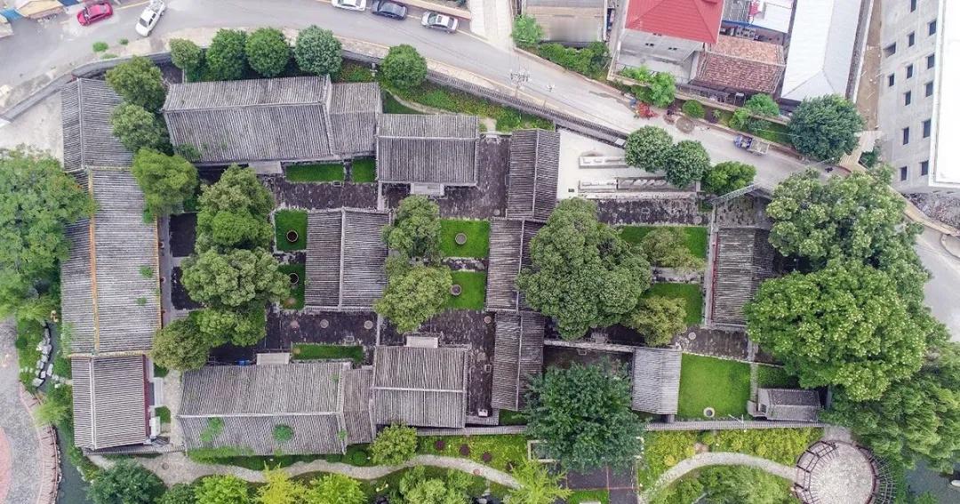 【顺义唯一一处古树群，在——】在牛栏山第一中学校园内，有一处承载着数百年历史的古