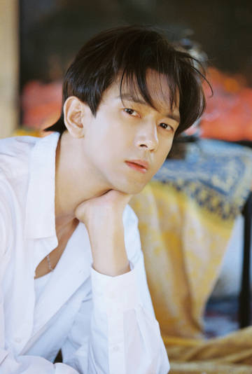 李现35岁生日照像18岁李现35岁生日照好有少年感翻看李现的生日 18 宫格，很