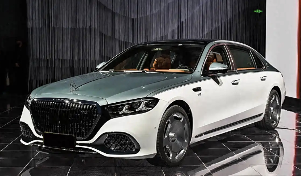 全新的迈巴赫S级好漂亮！喜欢这个银白双拼色，太优雅了大v聊车