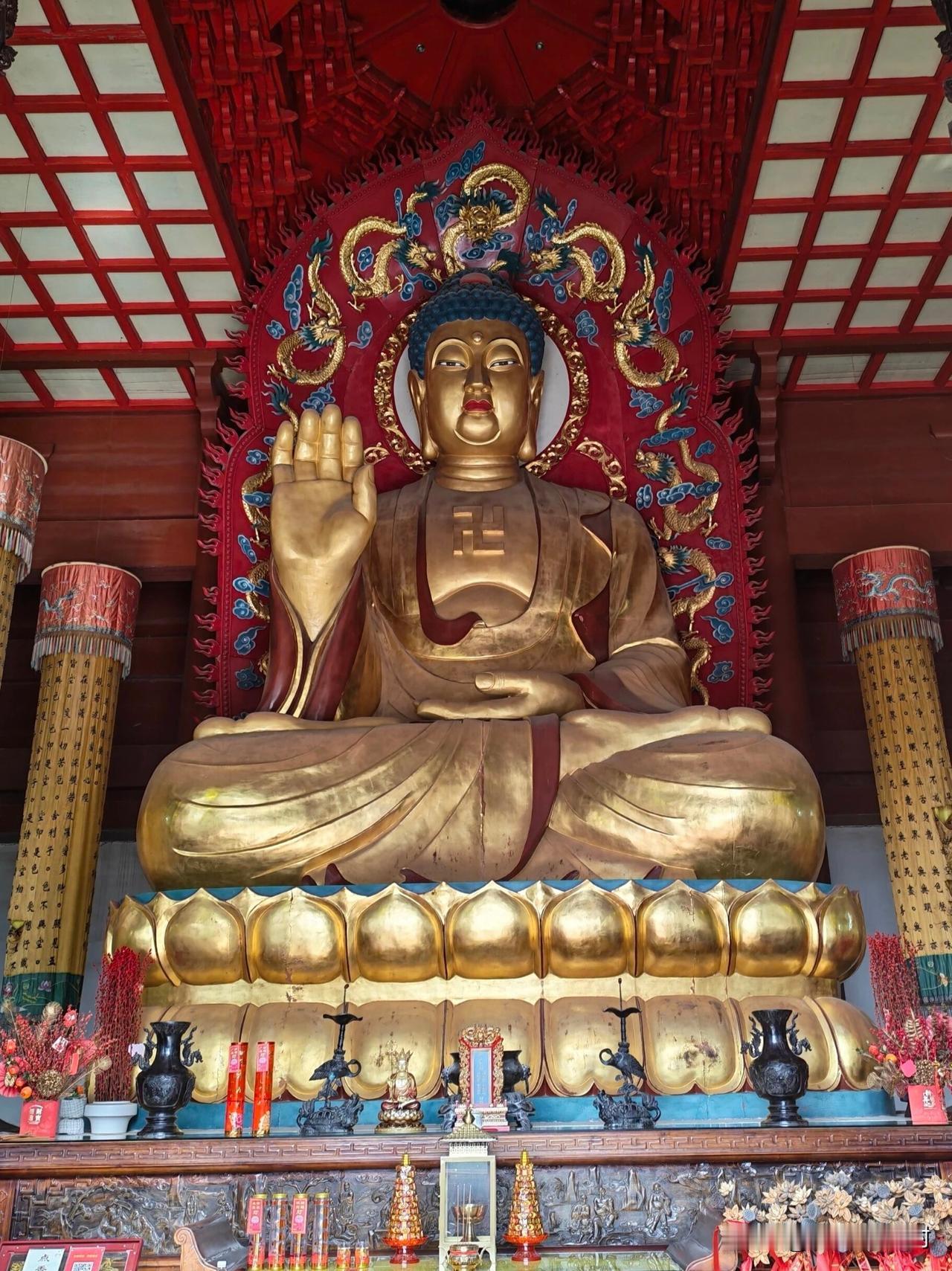 祖山深处的一抹金辉｜秦皇岛济心寺的佛陀，一眼渡尽人间烦忧
 
在秦皇岛祖山的云雾