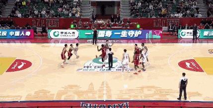 山西跳球拿到球权，奈特中线接球直接没站稳，一脚踩回后场，回场违例！刚开场就送大礼