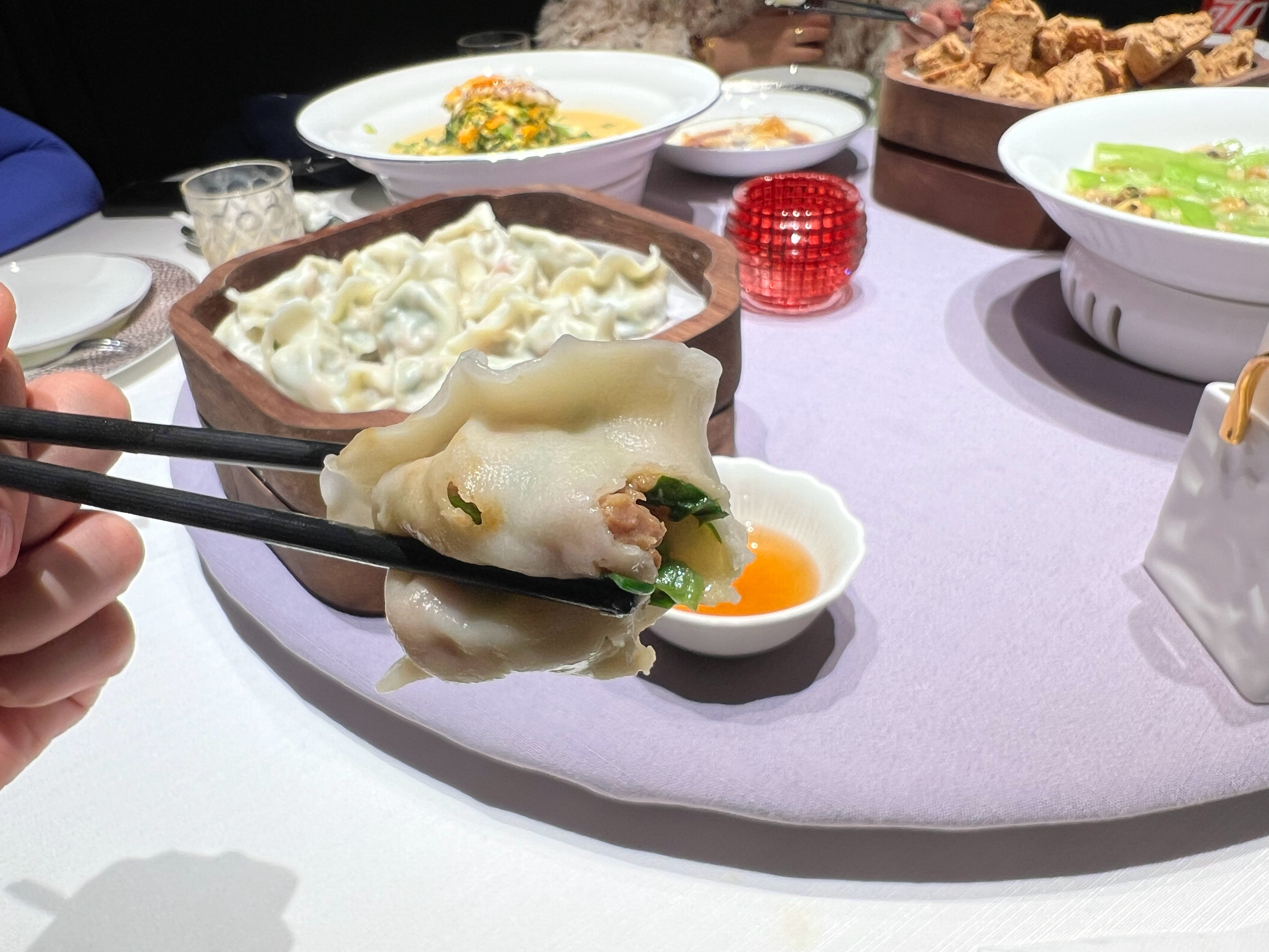 一桌子菜最贵的是这饺子🥟10块钱一个咱也不敢说不好吃，16个我只吃了12个而已