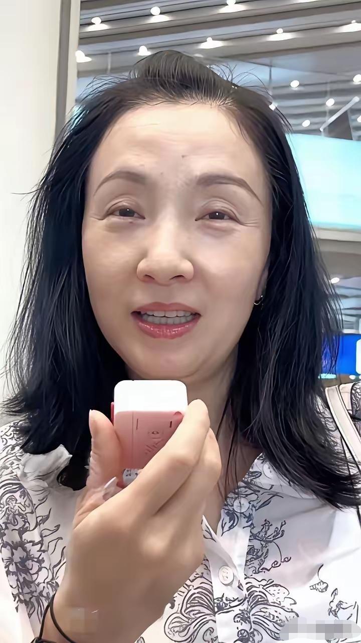 当年《春光灿烂猪八戒》小龙女的扮演者陶红也老了。

当年那个水灵灵的的陶红多漂亮