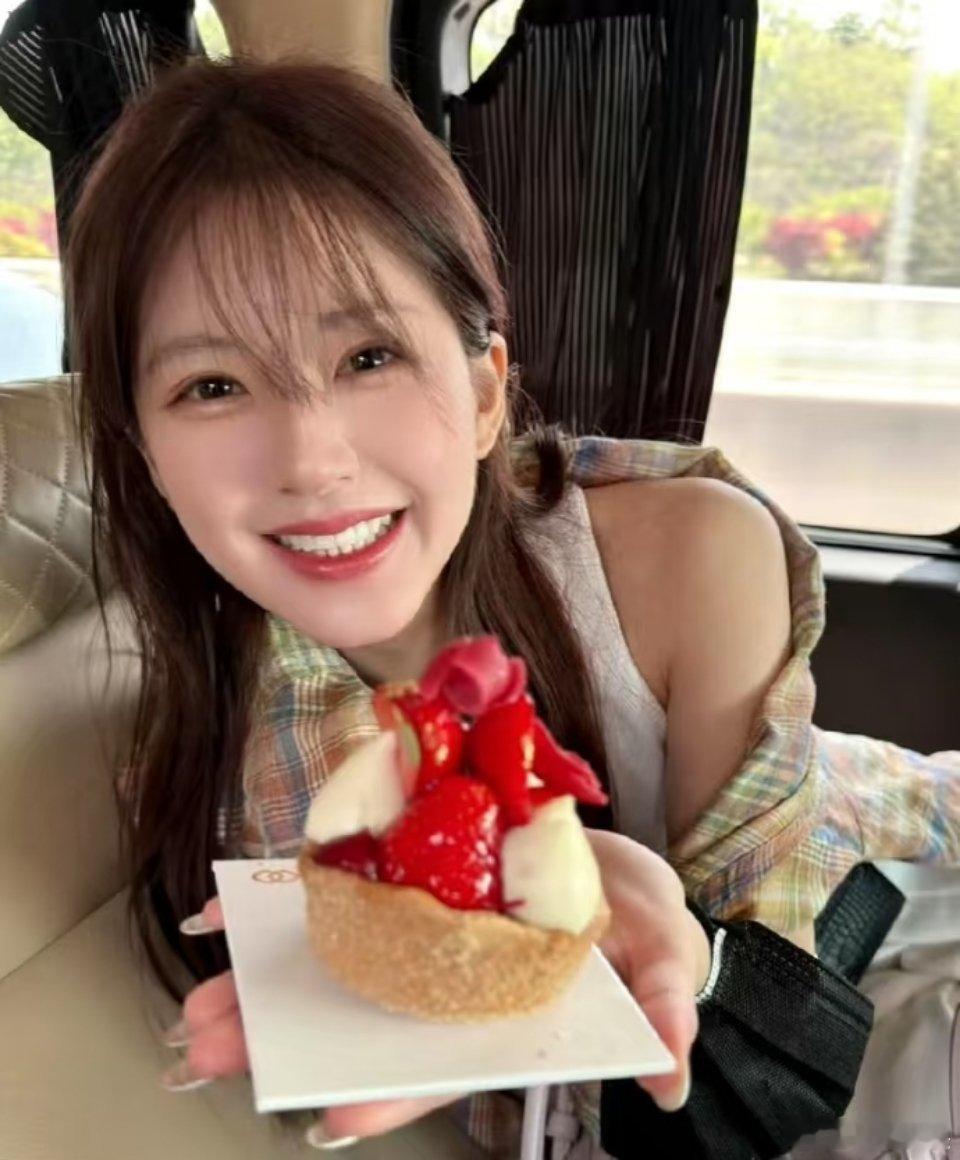 赵露思[超话]  真的好喜欢以前的露思 脸上有点肉肉多可爱啊 阳光肆意 像一个甜