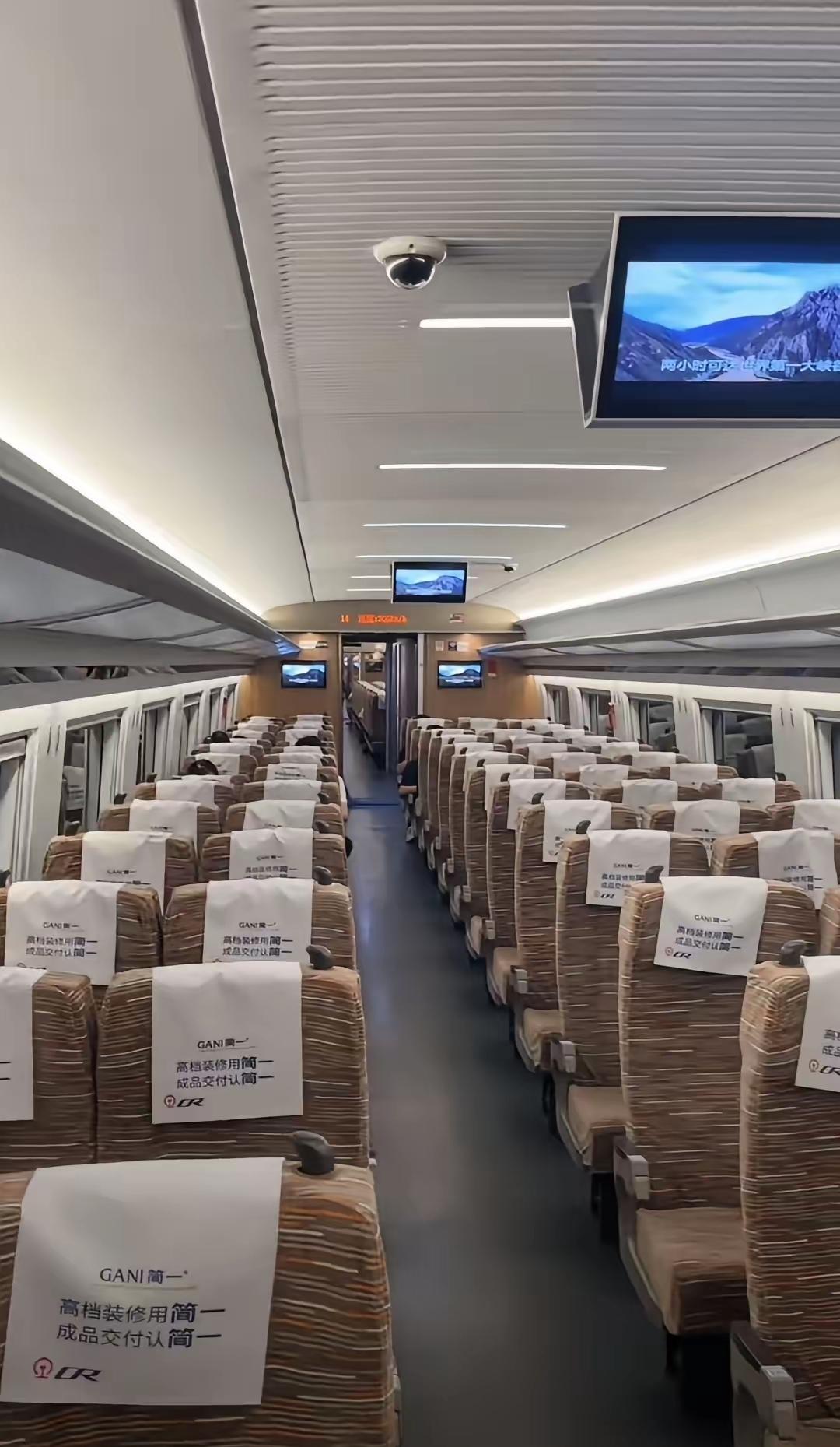 每年春运一到，网上的“空车厢”视频就准时上线，镜头里整节车厢空荡荡的，配文还暗戳