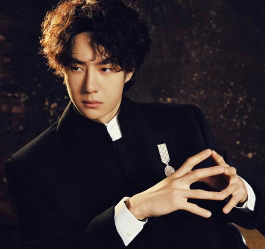 《微博之夜》明星们的妆造，是一场浩大的视觉盛宴。

白鹿风情万种，丁禹兮气场拉满