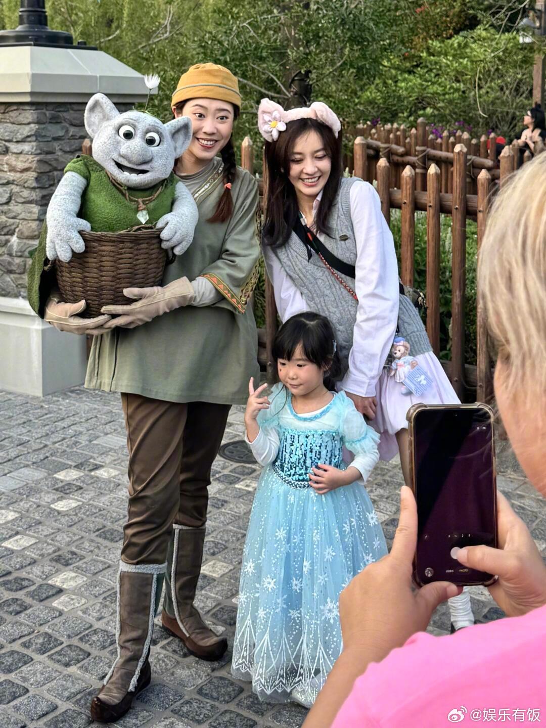 港迪偶遇陈意涵网友港迪偶遇陈意涵，也太幸运了！戴着粉色发箍的她状态超少女，温柔又