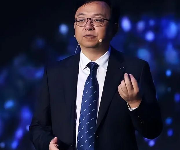 王传福从口袋掏出拇指大的一块电池，全场安静了。
 
9月6日晚，合肥，中科大思政