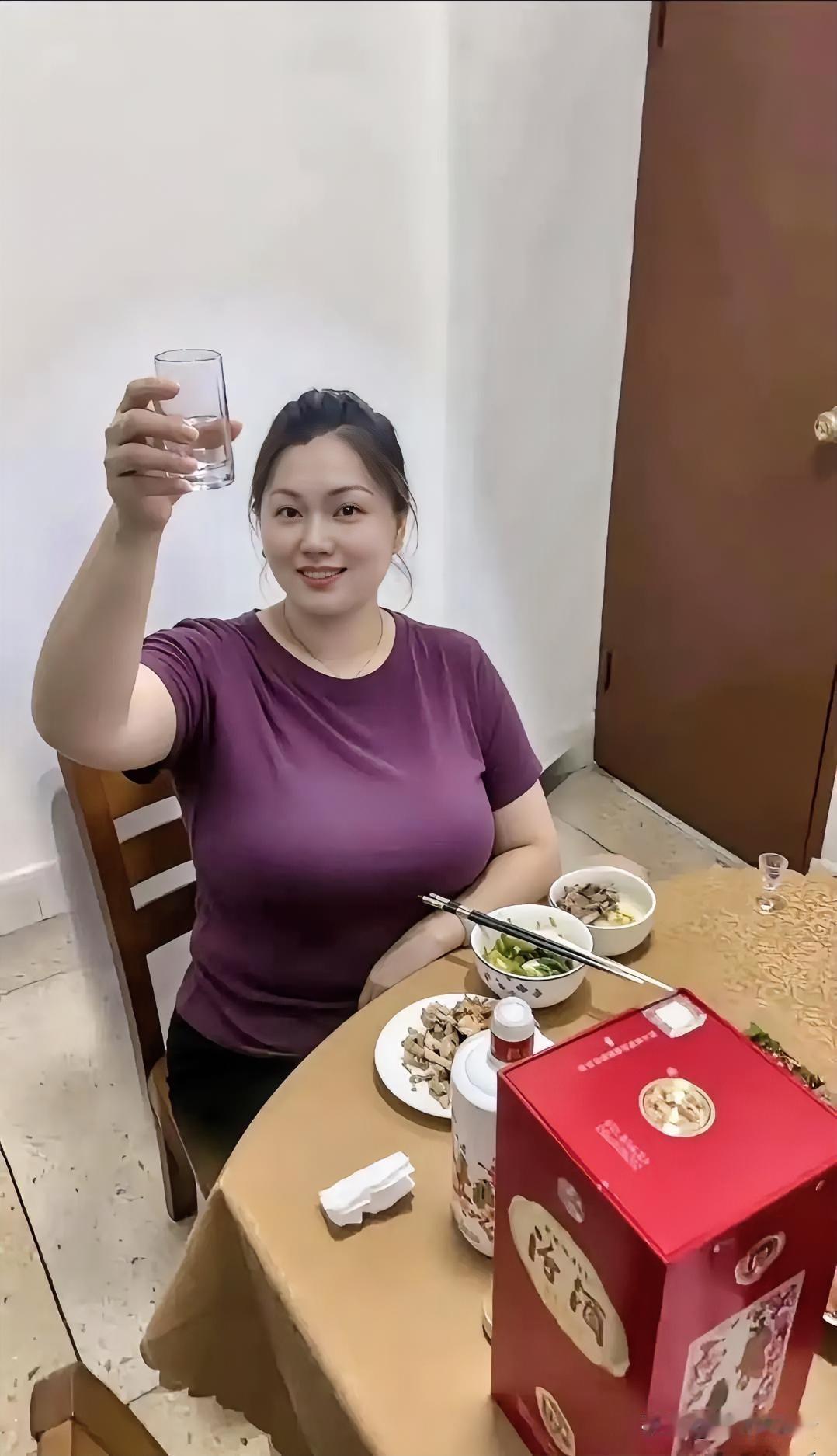 小编问大家，你们的老婆会喝酒吗？他老婆一次能暍半斤，娶个会喝酒的老婆好吗？
小编