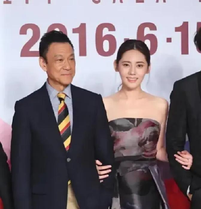 78岁的王学圻，还在还一笔40年的债。
 
不是钱，是他法庭上放弃的两套北京房产