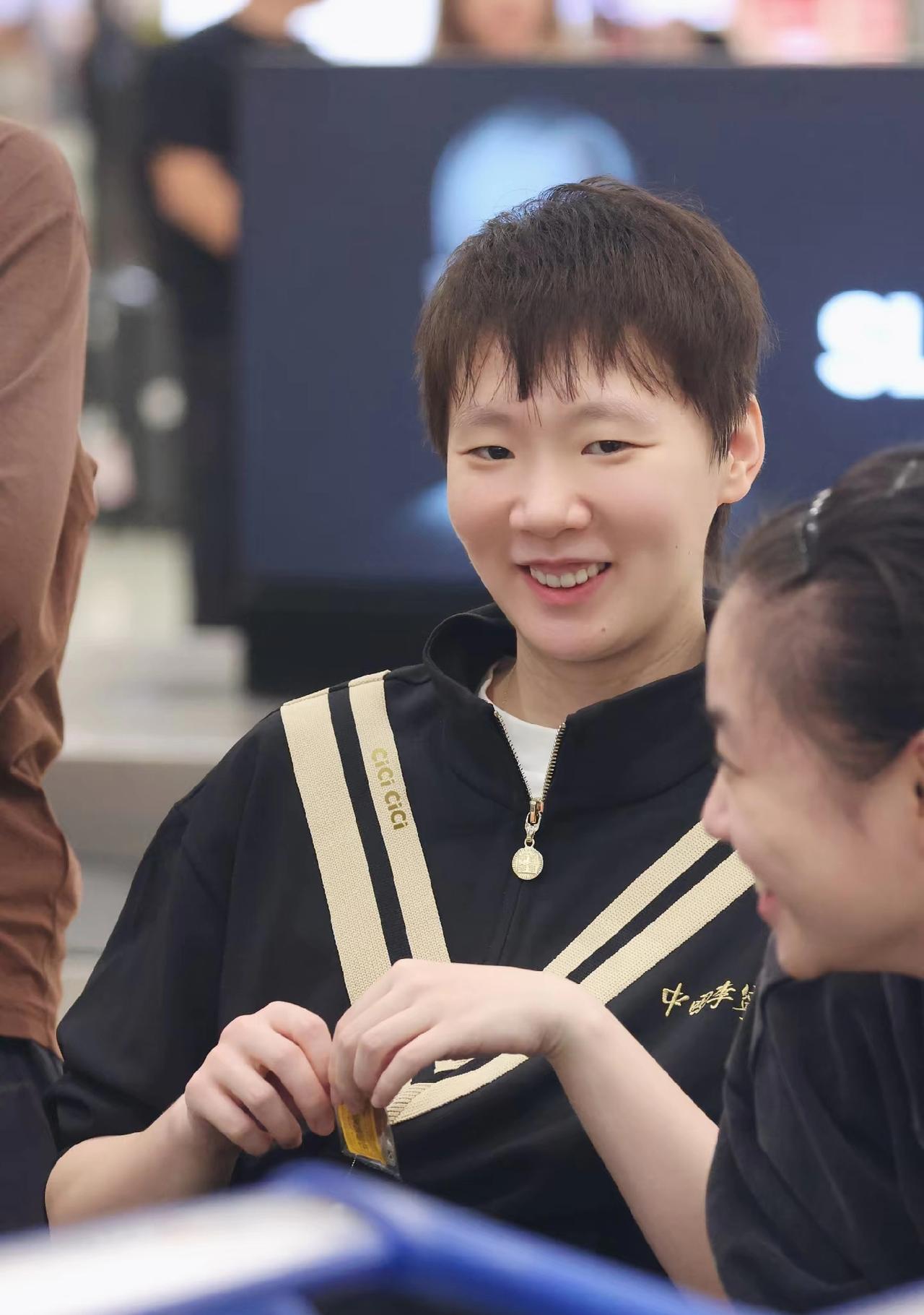 元宵节当晚，一直在网上非常低调的王曼昱终于忍不住冒泡，出来送球迷祝福啦！
王曼昱