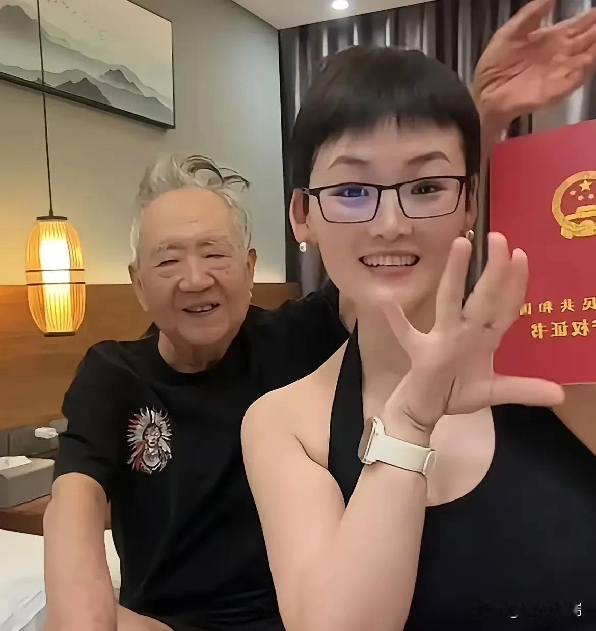 最近网上流传一张红彤彤的房产证照片，80岁的知名书法家张伯金，跟他小38岁的伴侣