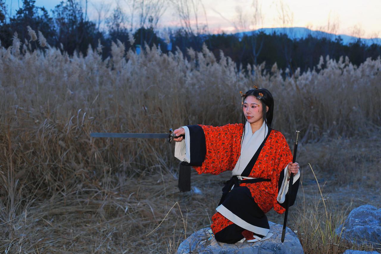 摄影约拍跟拍曲裾汉服 芦苇花人像原创原图直出照片太原约拍