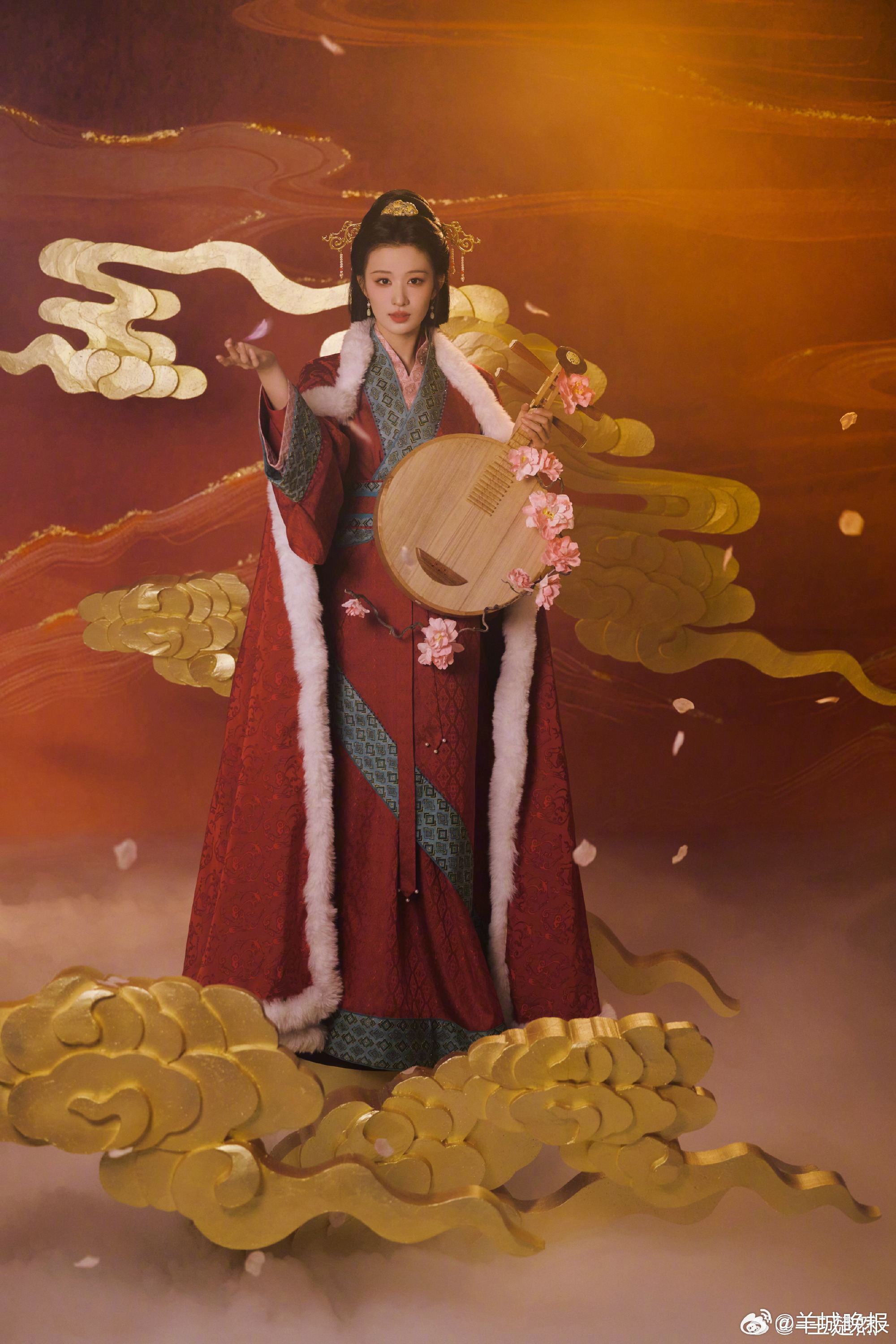 【#春晚拍出了王楚然的人生镜头#】2月16日下午，演员 发文恭贺新年：“芙蓉绽春