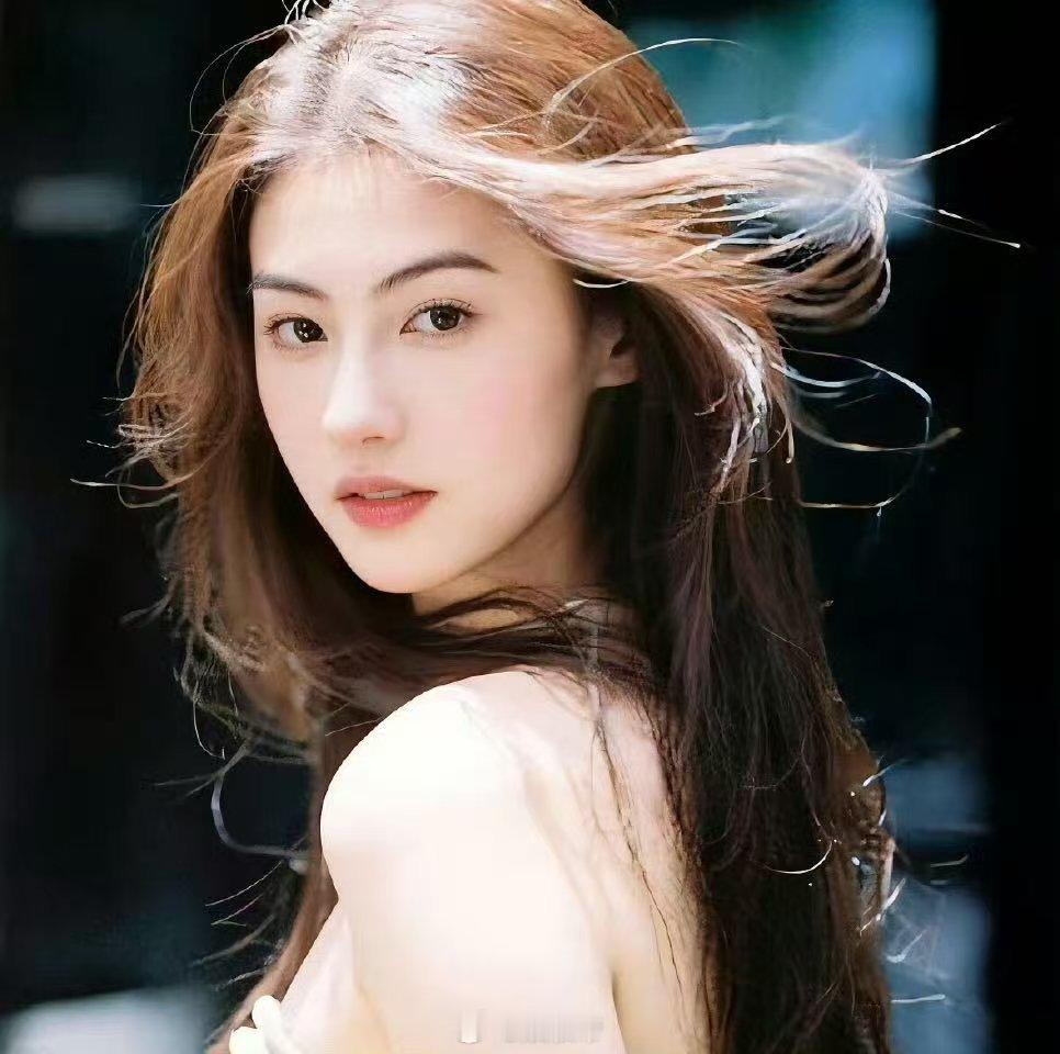 内娱就该多来点张柏芝式投喂机场见粉丝跟搬家似的，大包小包零食往人手里塞，还念叨“