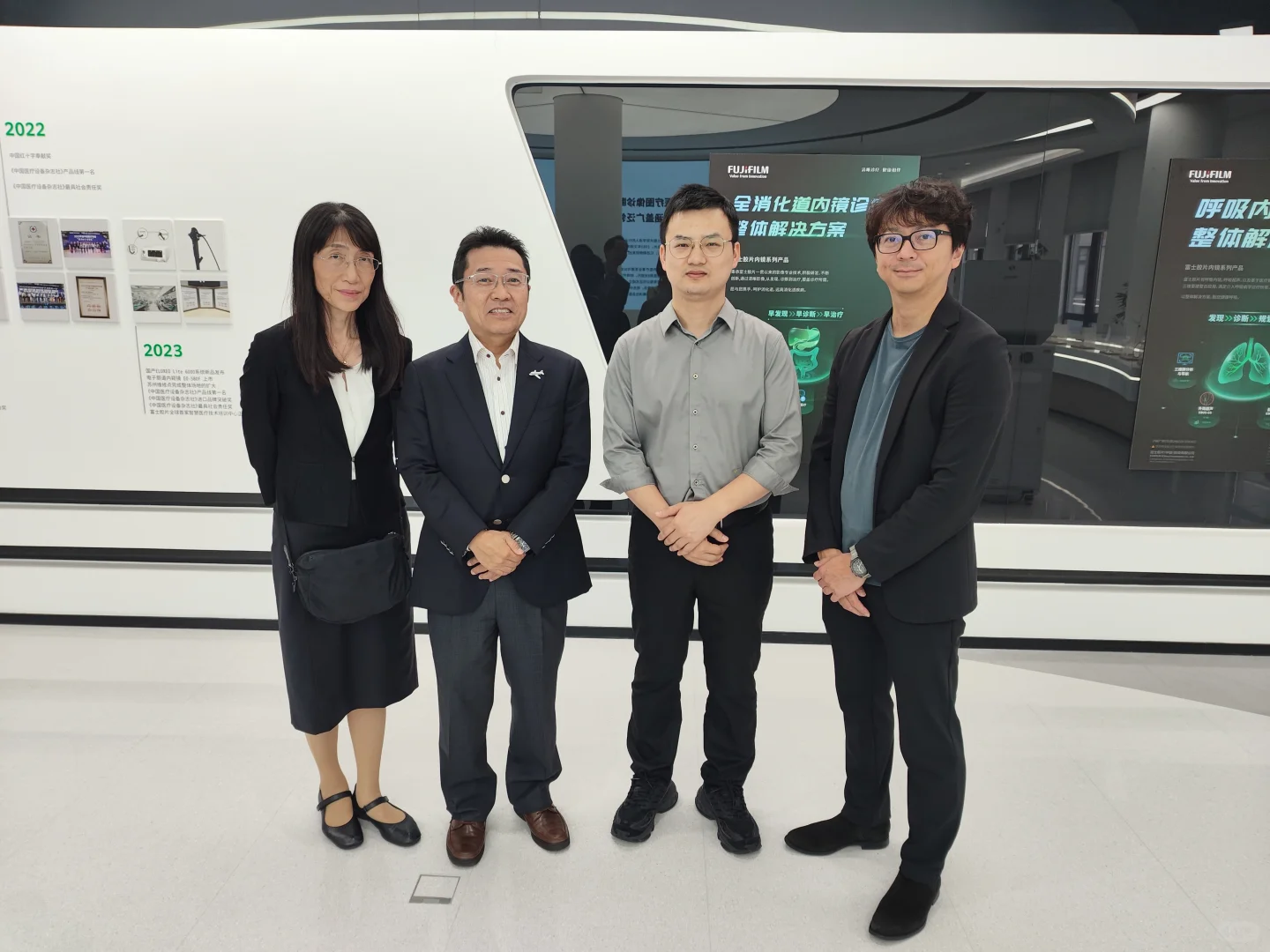 在关公面前，耍了一把大刀。幸好hold了
