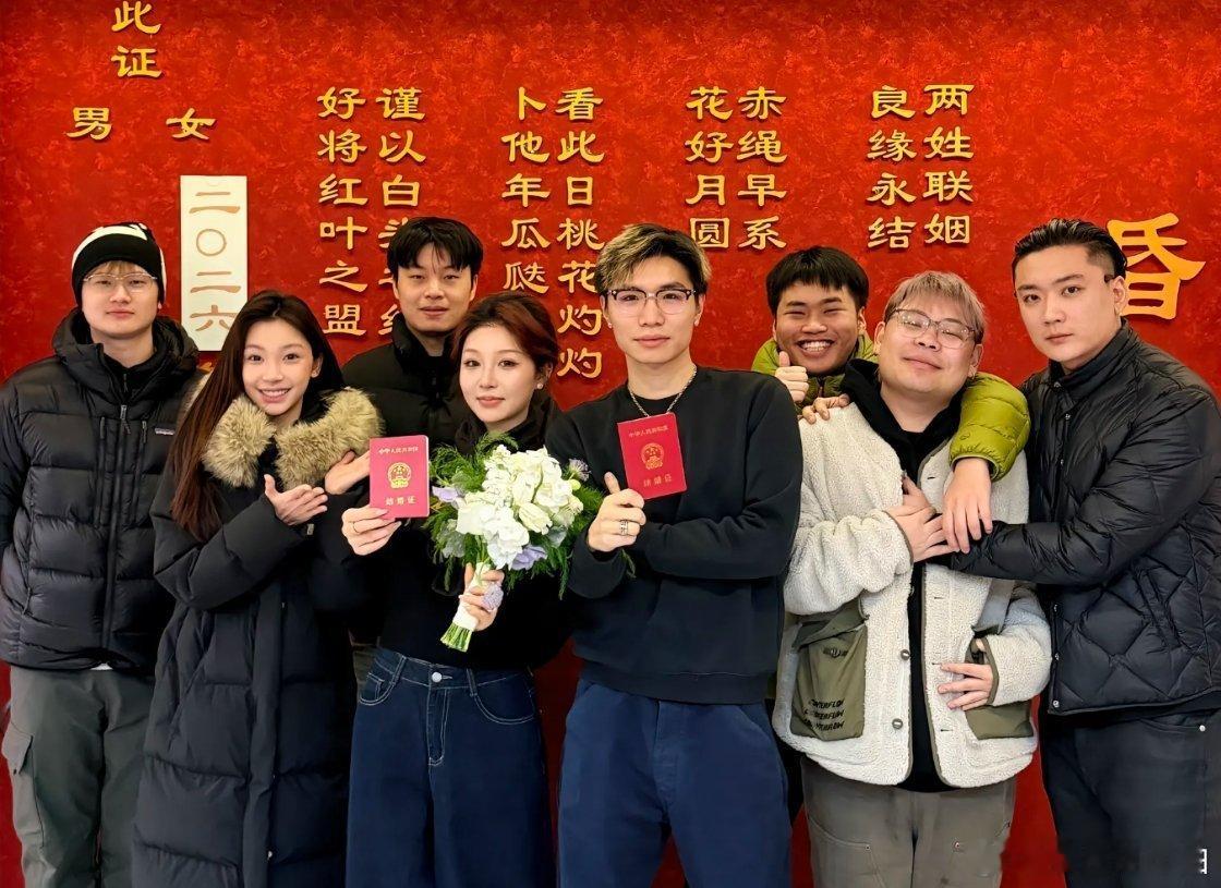 易梦玲送阿哲5100黄金谁不想用一个易梦玲这样的好友啊黄金当贺礼太浪漫了，我宣布