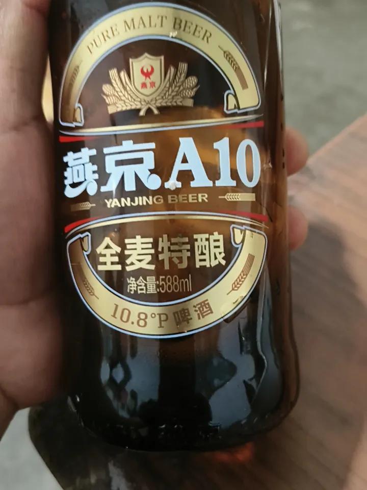 偶尔的时候我也会一个人喝酒，我自己喝酒不讲究菜好菜赖，一把花生米，一个臭鸡蛋，或