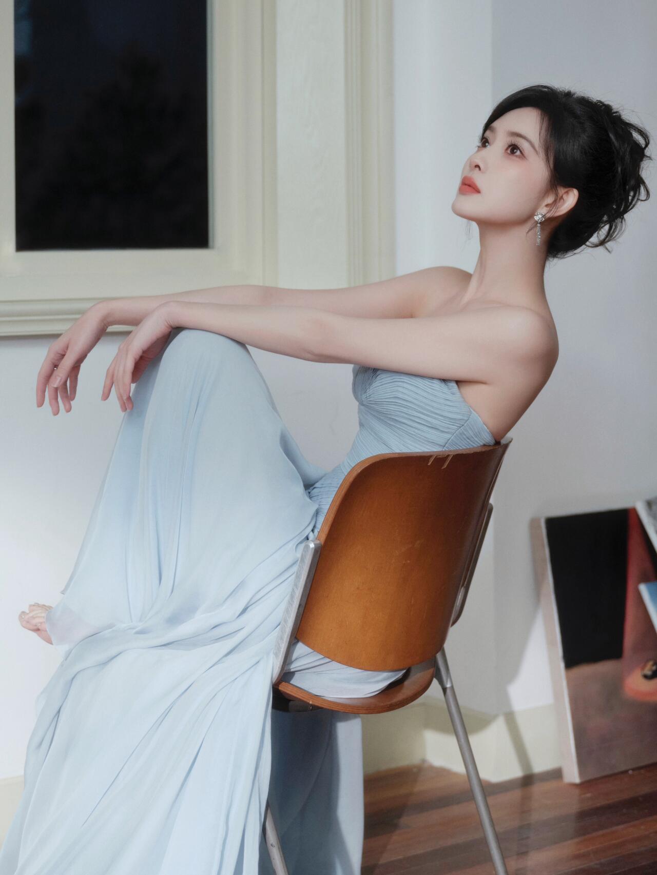 肤白貌美！孟子义穿蓝色抹胸裙，太好看了孟子义