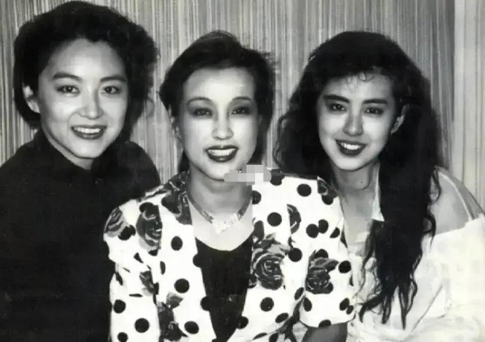 翻到40年前这张香港电影节的旧合影，直接看愣了。
1982年的镜头里，林青霞的舒