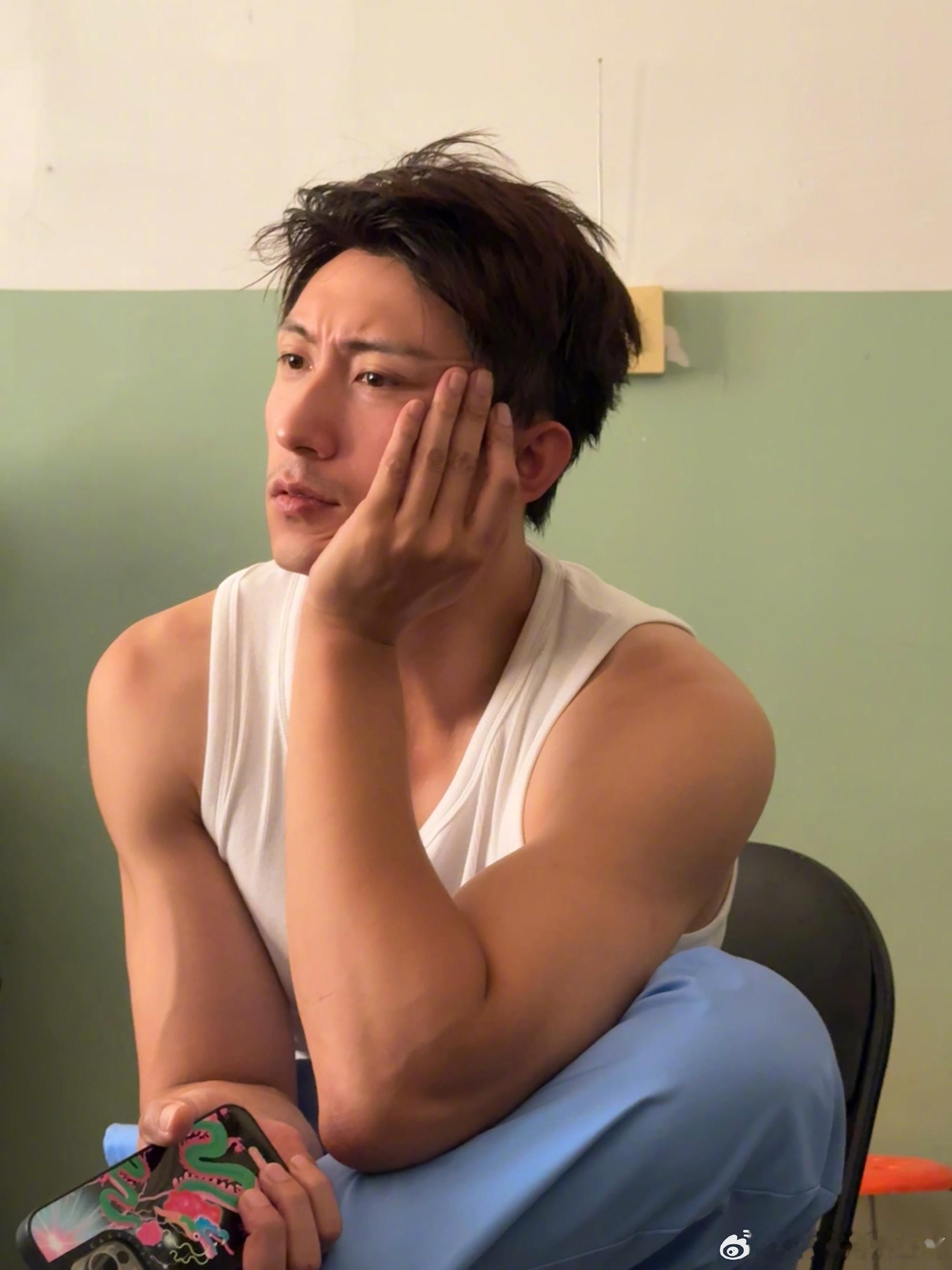 黄景瑜也在看蜜语纪刷到黄景瑜追剧动态真的很惊喜，默默追着好友们的新作品还主动公开