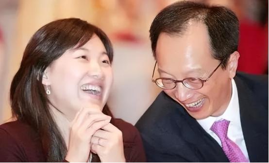 2019 年时，67 岁的梁锦松一心盼着伏明霞能再生子，竟豪掷 100 亿将亚洲