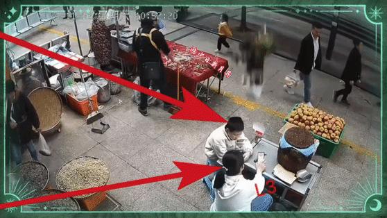 11月16日，四川，两个小孩差点被一盆从4楼意外坠落的花盆砸到，所幸花盆只是擦着