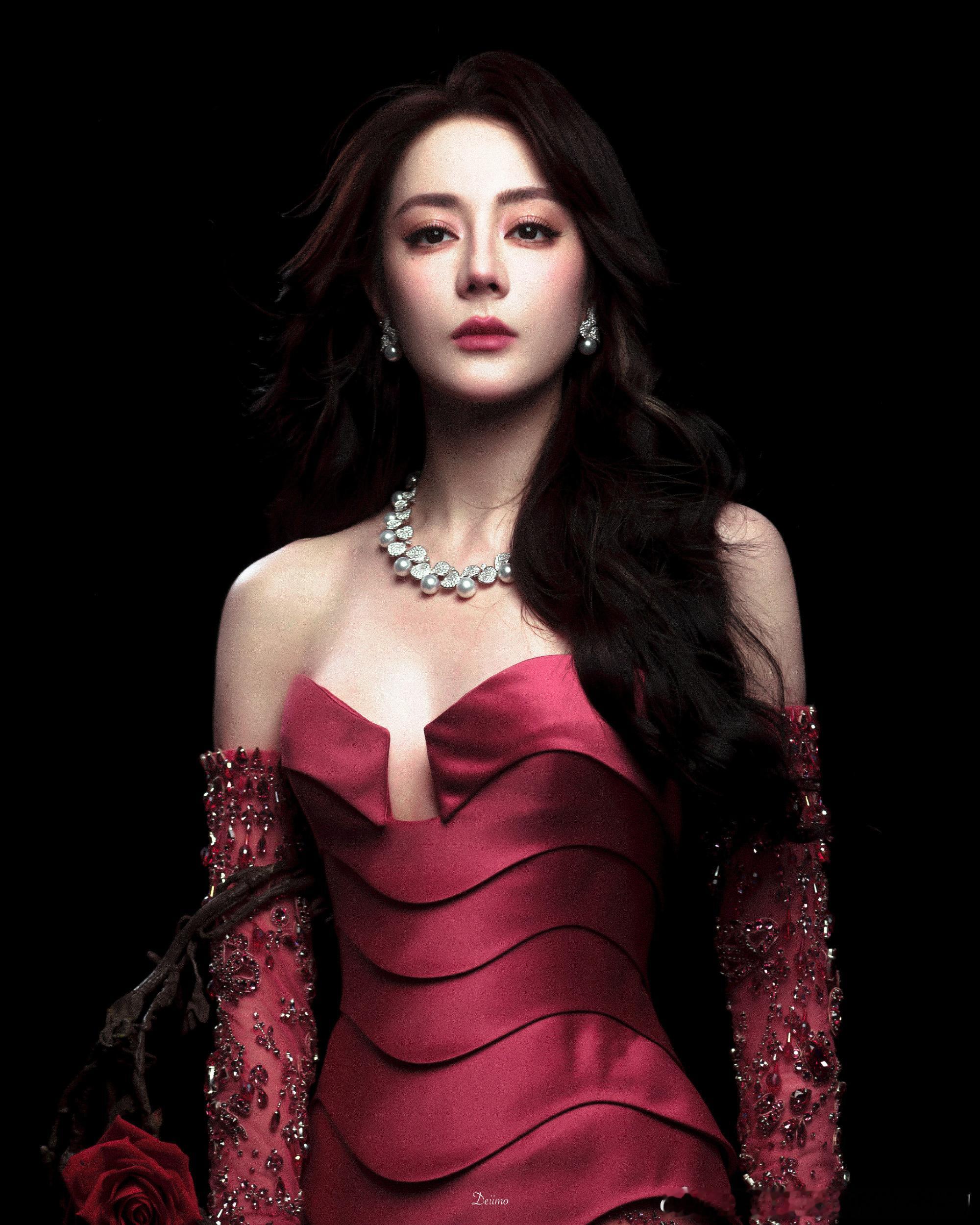 迪丽热巴热巴开卫士恭喜大美女喜提新代言 