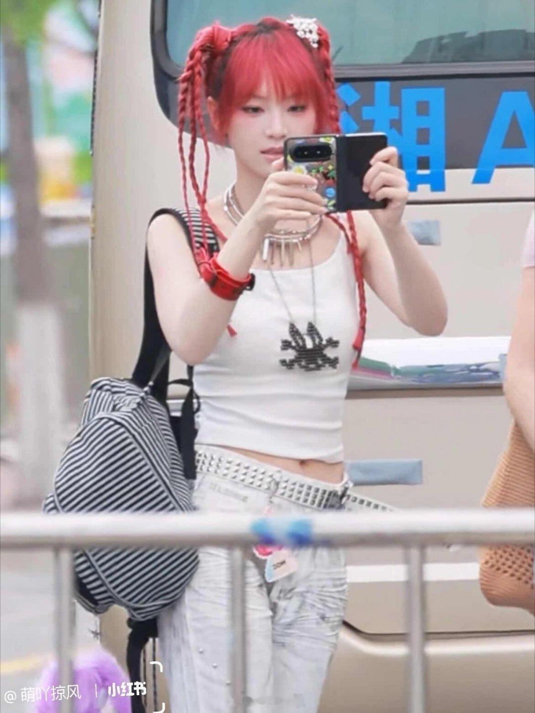 乘风破浪的姐姐灿灿台上台下颜值都很能打！完全美少女。黄灿灿‖乘风破浪的姐姐‖ 