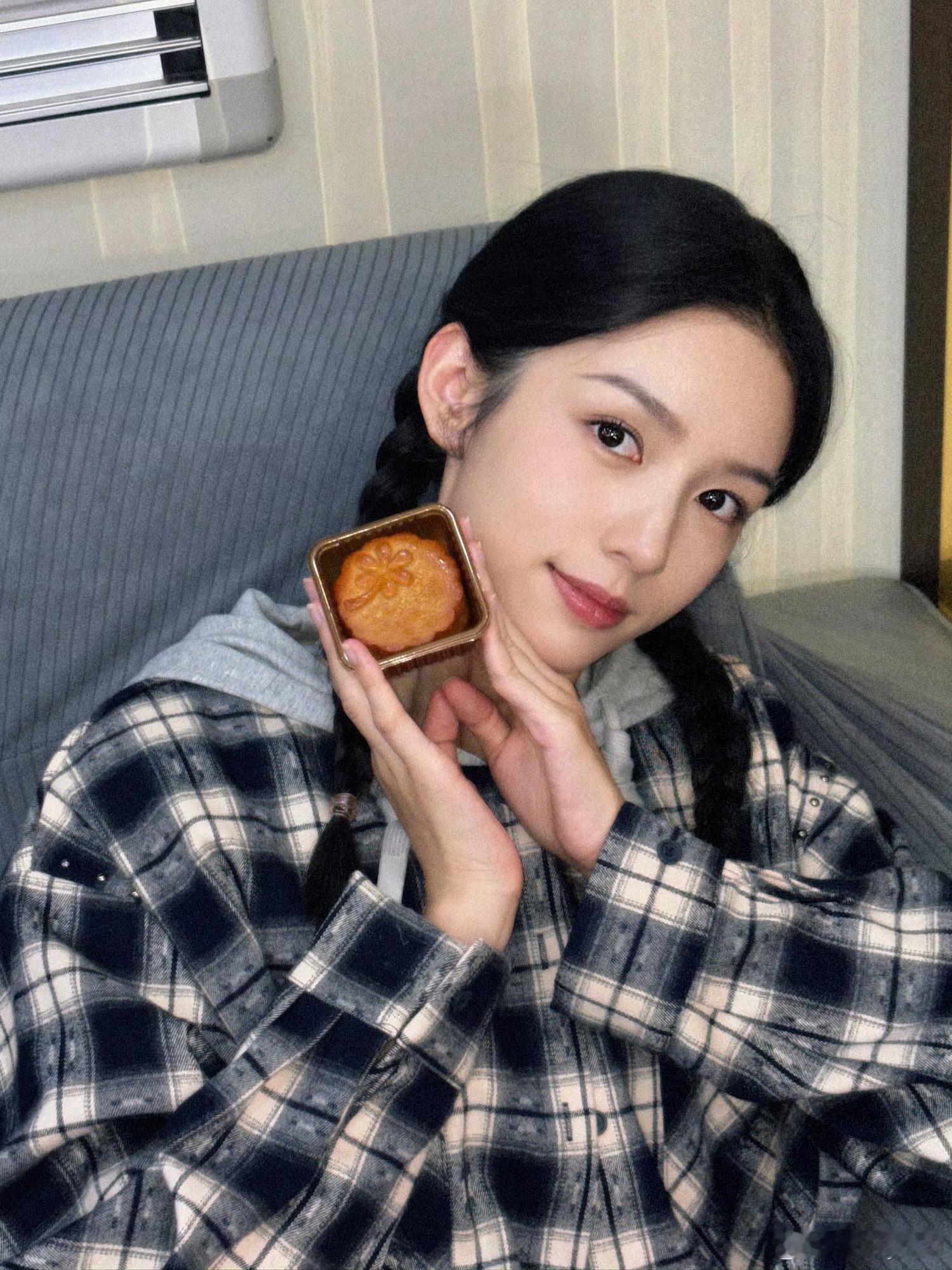 周也吃月饼喽周也吃月饼了周也真的太美了吧也！！！周也[超话] ​​​