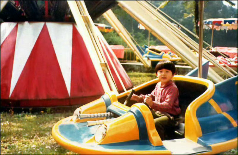 儿时的周杰伦在游乐园 