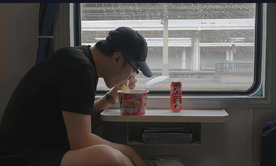 负债1亿的王自如为何选择坐绿皮火车出差？背后有何深意？
负债1亿的王自如为何选择