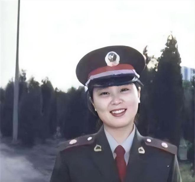 1988年，23岁女孩从浙大保送清华读研。在去青岛的火车上，她遇到了一个35岁的