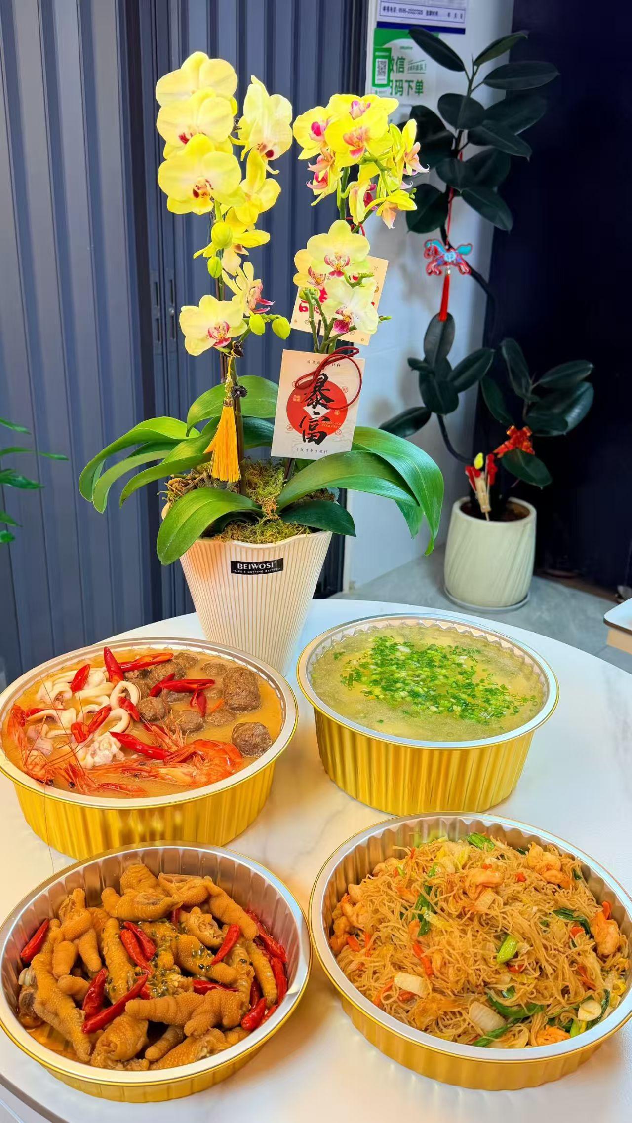 花开富贵宴，美食满桌香。