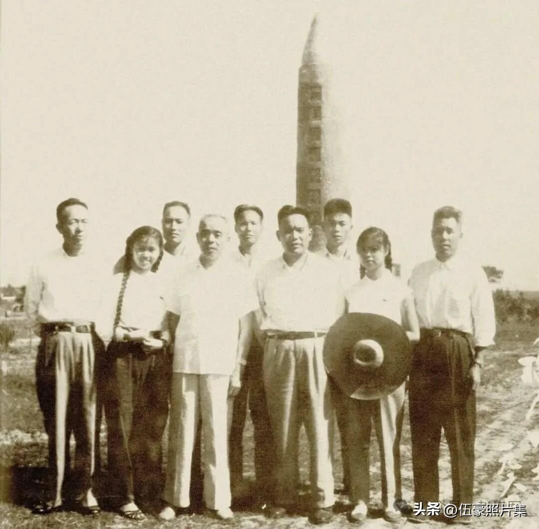 上世纪八十年代，开国中将赖毅将军（前右四）在子女陪同下，重返中国革命圣地——江西