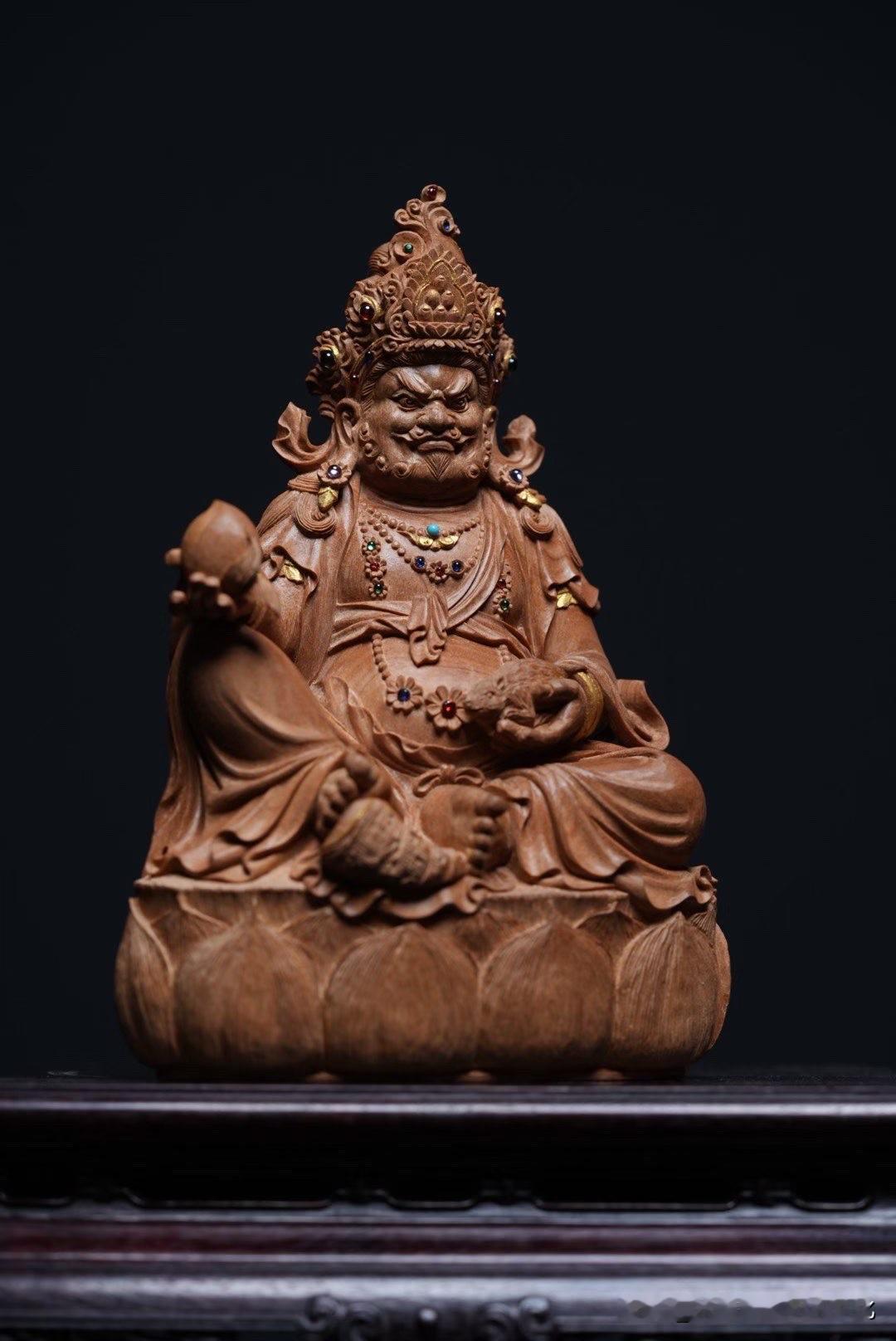 有些“财”，一眼就热闹；
也有一些，是越看越沉的。

这尊黄财神，偏偏不张扬。