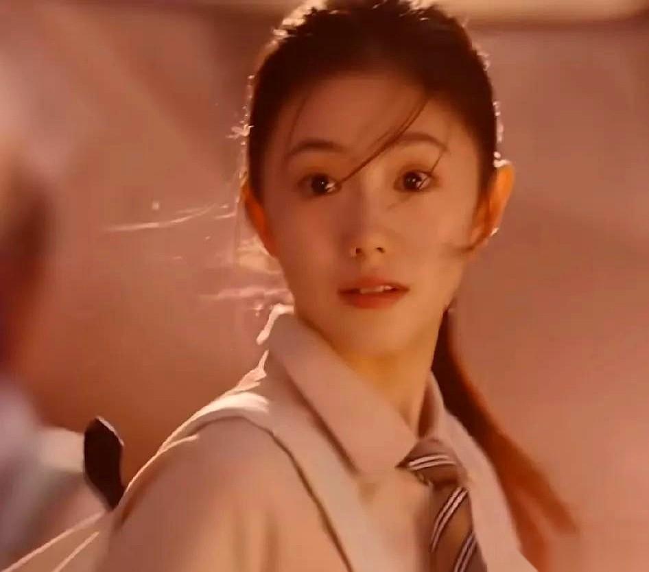 咱们今天不说别的，就看看最近又卷进是非里的刘浩存。
同剧组的女演员前脚刚在直播间