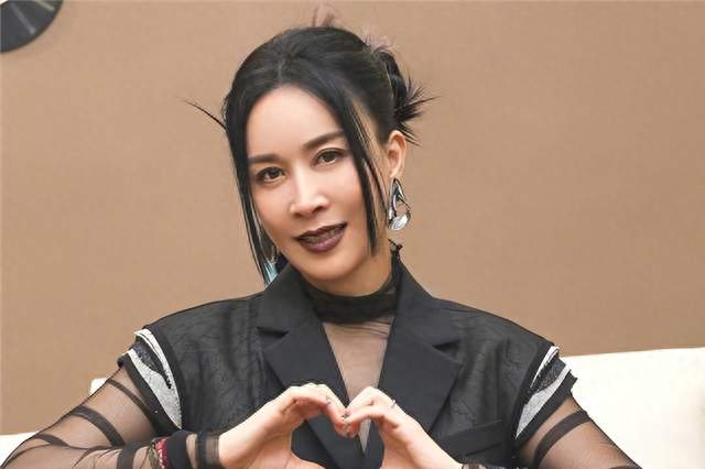 刘欢走了，那英哽咽着唱了四句歌，然后被举报了