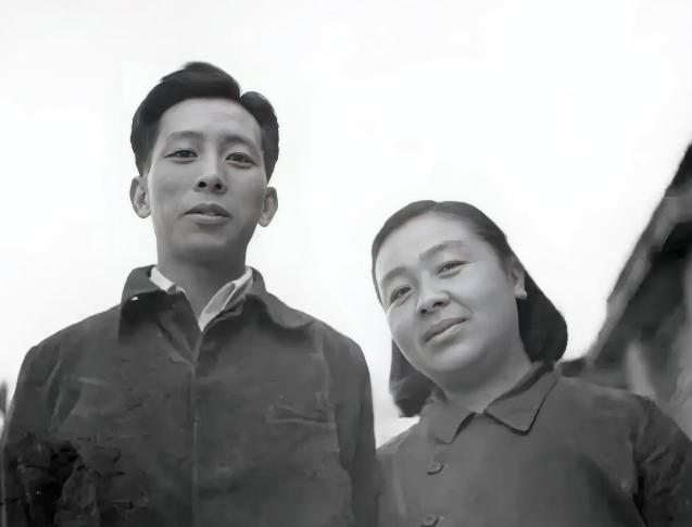 1937年，33岁女作家丁玲爱上20岁的下属陈明。陈明嫌她太老，情急之下娶了一个