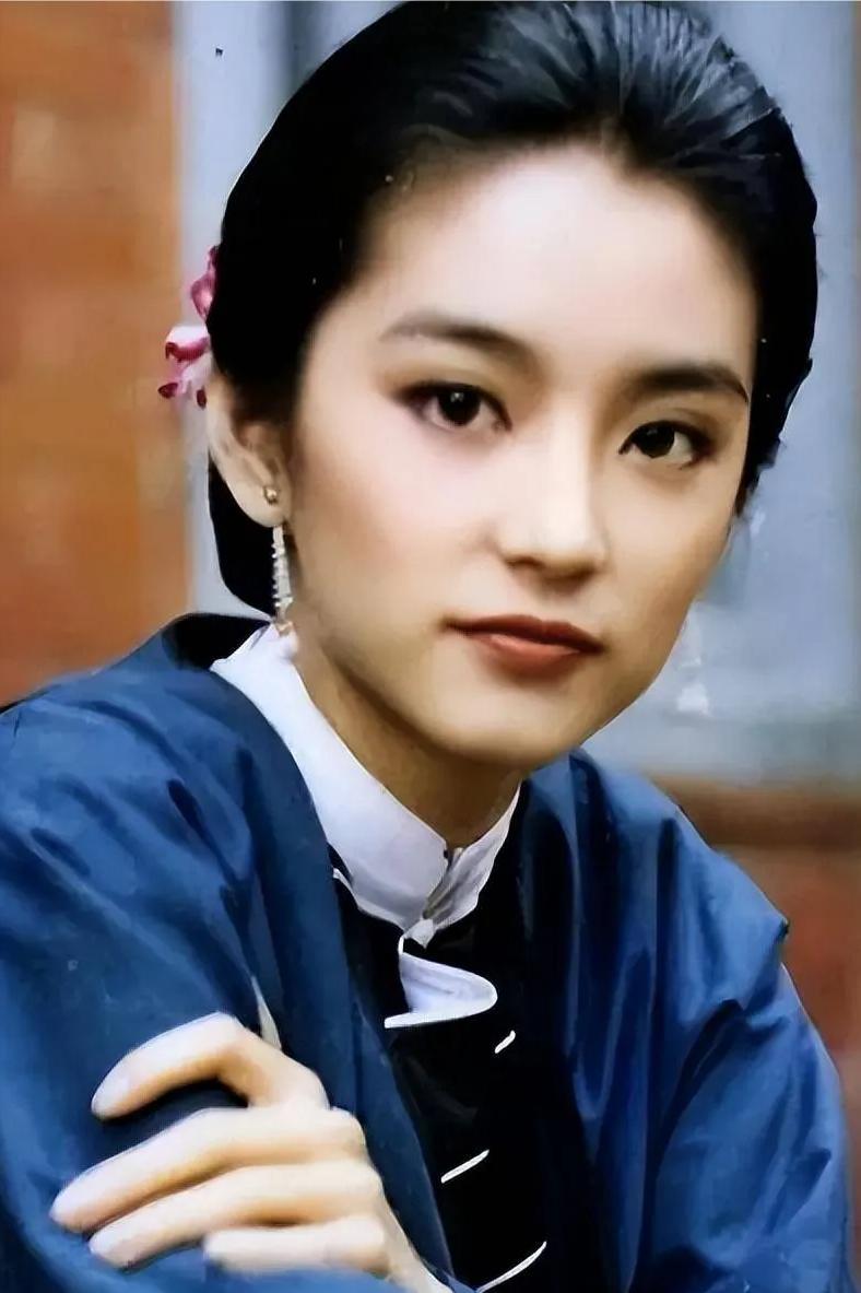 女作家琼瑶说，林青霞成就了我，我也成就了林青霞，她还上大学的时候，星探就发现了她