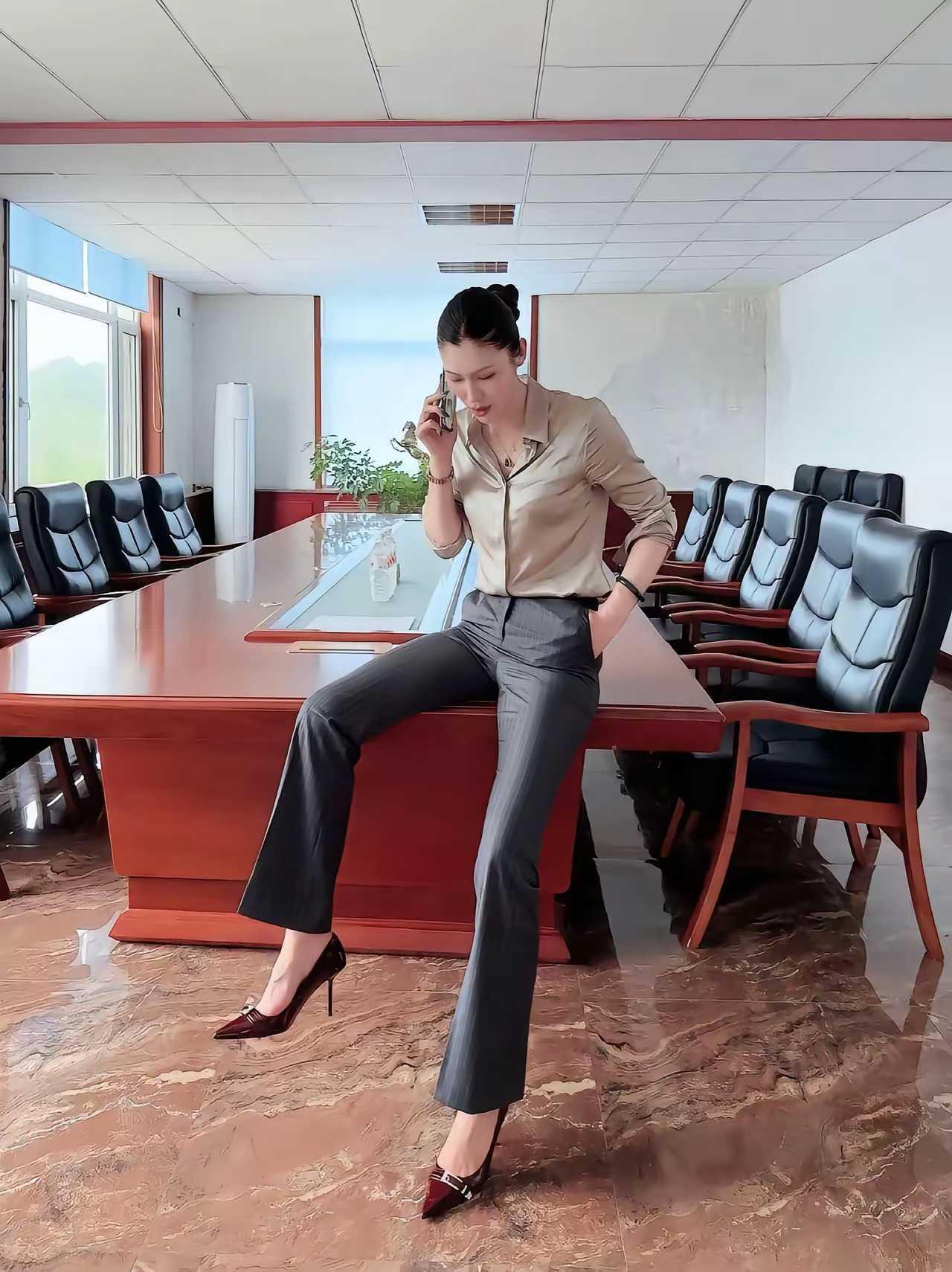 这架势一看就知道是公司领导级别的人。但看面相似乎不太好招惹的样子。