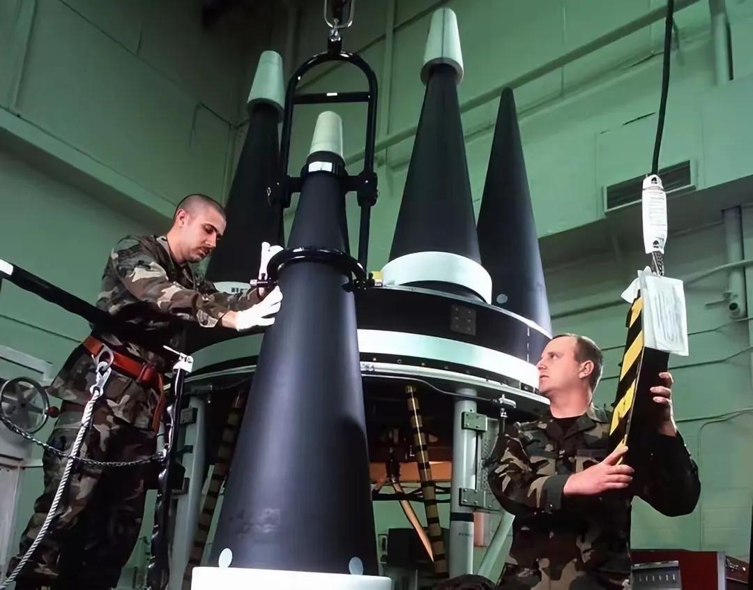 #中国核武数量在世界上处于何种水平#  中国核武器的人均数量太少了。尽管中国核武